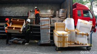 Hingga saat ini, aktivitas pemindahan masih terus berlangsung dengan melibatkan sejumlah pekerja dan armada pengangkut. Proses tersebut menjadi bagian dari tahapan akhir pengosongan aset yang tersisa di dalam bangunan eks Hotel Sultan sebelum seluruh area dinyatakan kosong.
