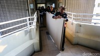 Seluruh barang yang dipindahkan dari eks Hotel Sultan tersebut selanjutnya akan dibawa menuju gudang penyimpanan yang berada di kawasan Cikarang, Kabupaten Bekasi. Lokasi tersebut disiapkan sebagai tempat penyimpanan sementara sebelum aset-aset tersebut digunakan kembali atau ditempatkan sesuai kebutuhan.