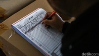 Dalam prosesnya, para pekerja menggunakan peralatan khusus untuk mengangkut barang-barang berukuran besar agar dapat dipindahkan dengan aman tanpa mengalami kerusakan. Setiap aset yang keluar dari bangunan didata sebelum dimasukkan ke dalam kendaraan pengangkut.