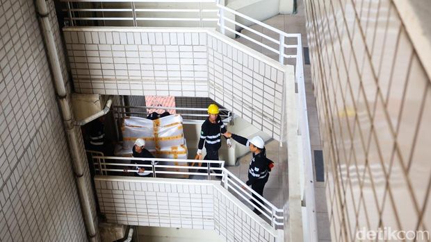 Pekerja memindahkan berbagai barang dari eks Hotel Sultan ke dalam truk yang berlangsung di kawasan Gelora Bung Karno (GBK), Senayan, Jakarta, Rabu (24/6/2026).Proses pemindahan dilakukan sebagai bagian dari pengosongan aset yang masih berada di dalam bangunan hotel tersebut.