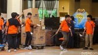 Pemandangan ini menandai berlanjutnya proses pengosongan bangunan yang selama puluhan tahun dikenal sebagai salah satu hotel mewah di kawasan pusat bisnis Jakarta.