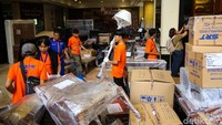Berbagai jenis furnitur dan perlengkapan interior hotel menjadi barang yang diprioritaskan untuk dipindahkan. Sejumlah barang berukuran besar terlihat dikeluarkan secara bertahap dari dalam bangunan, mulai dari meja, kursi, lemari, hingga kasur dan perlengkapan kamar yang sebelumnya digunakan untuk menunjang aktivitas operasional hotel berbintang tersebut.
