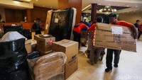 Pekerja memindahkan berbagai barang dari eks Hotel Sultan ke dalam truk yang berlangsung di kawasan Gelora Bung Karno (GBK), Senayan, Jakarta, Rabu (24/6/2026).