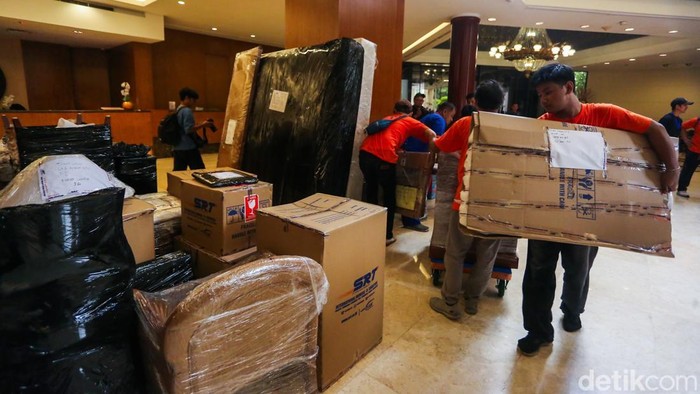 Pekerja memindahkan beragam peralatan dari eks Hotel Sultan ke dalam truk nan berjalan di area Gelora Bung Karno (GBK), Senayan, Jakarta, Rabu (24/6/2026).

Proses pemindahan dilakukan sebagai bagian dari pengosongan aset nan tetap berada di dalam gedung hotel tersebut.