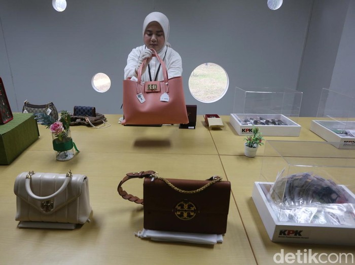 Sejumlah barang mewah seperti tas, jam tangan, logam mulia hingga uang valuta asing diperlihatkan kepada jurnalis di Rupbasan KPK, Jl Dewi Sartika, Cawang, Rabu (24/6/2026). Barang tersebut merupakan rampasan aset dari para terpidana korupsi dalam kasus suap K3 Kemnaker dan mantan Dirut PT Taspen Antonius Kosasih. Barang-barang tersebut akan dijual untuk umum dengan sistem lelang pada Desember mendatang.