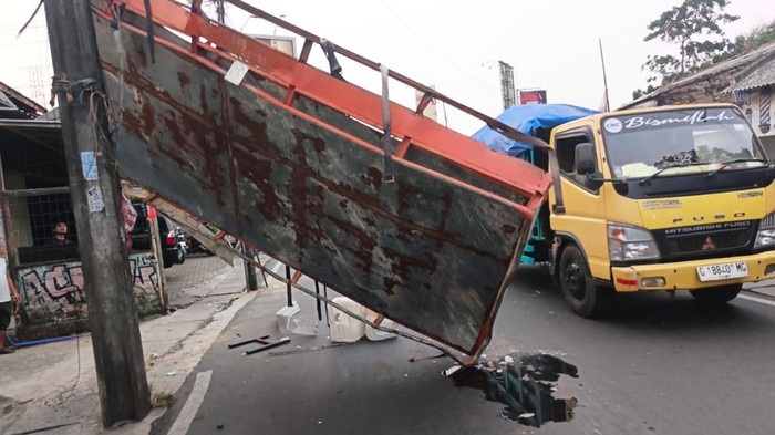 Bak truk tersangkut kabel listrik bikin lalin di Jalan Merpati, Ciputat macet, Rabu (24/6/2026) sore.