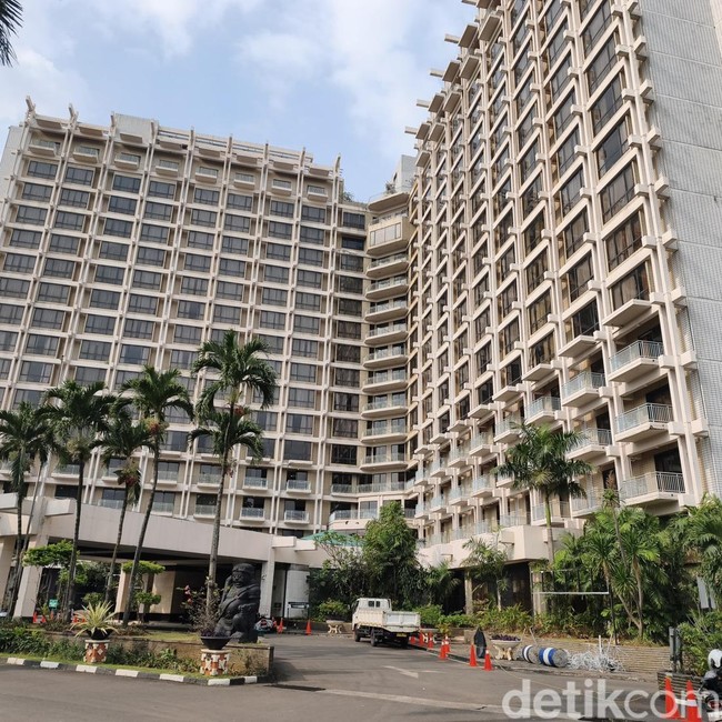 Foto: 800 Petugas Angkut Perabot Hotel Sultan ke Bekasi