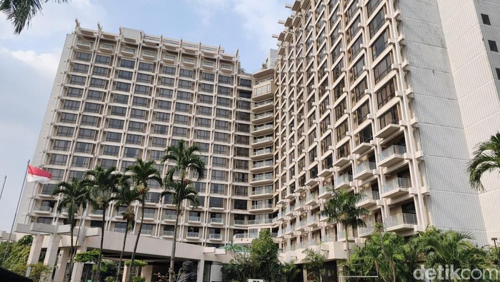 Barang-barang di Hotel Sultan dibungkus rapi untuk diamankan di gudang