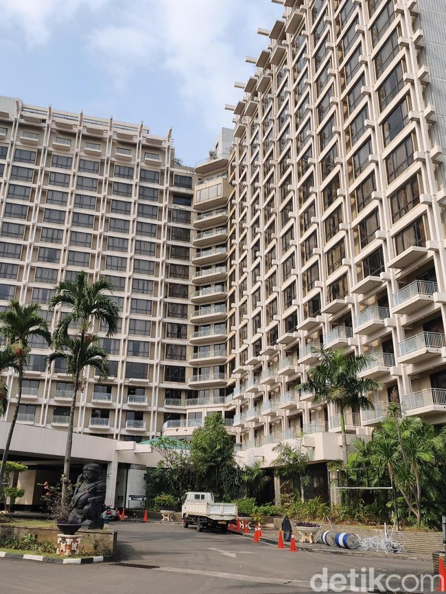 Foto: 800 Petugas Angkut Perabot Hotel Sultan ke Bekasi