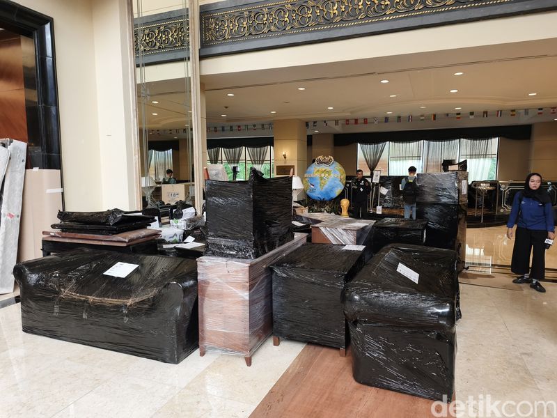 Barang-barang di Hotel Sultan dibungkus rapi untuk diamankan di gudang Barang-barang di Hotel Sultan dibungkus rapi untuk diamankan di gudang