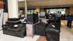 Foto: 800 Petugas Angkut Perabot Hotel Sultan ke Bekasi