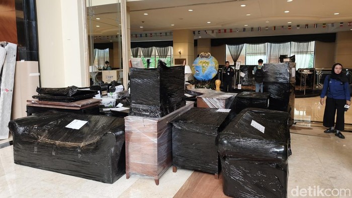Barang-barang di Hotel Sultan dibungkus rapi untuk diamankan di gudang