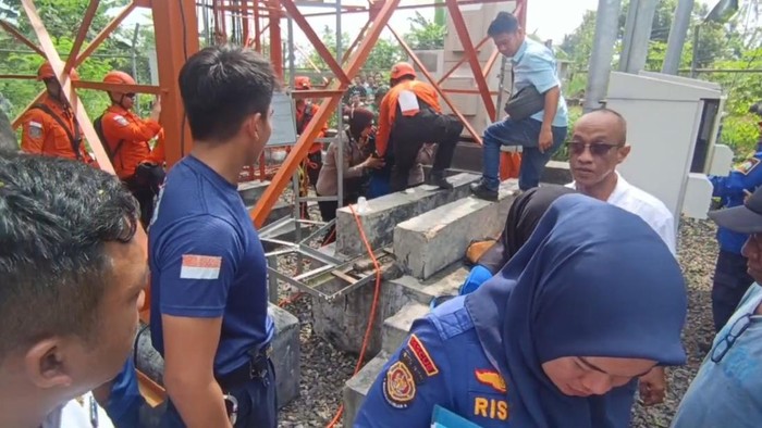 Basarnas mengupayakan evakuasi warga yang naik tower.