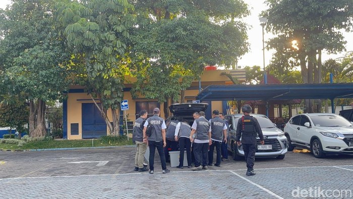 Petugas Kortastipidkor menggeledah kantor Bea Cukai Juanda