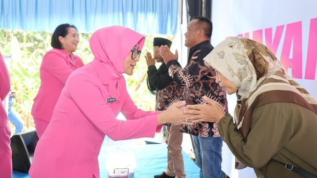Bhayangkari Daerah Metro Jaya membagikan ratusan paket sembako di Bojongsari, Depok menjelang Hari Bhayangkara ke-80, Rabu (24/6/2026).