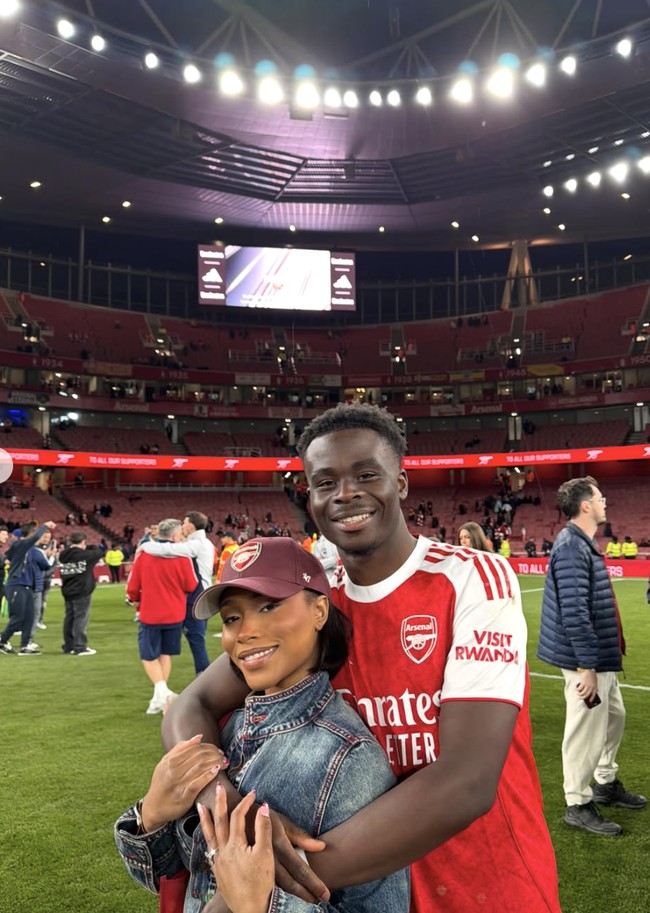 Inggris, Tolami Benson, pacar Bukayo Saka disebut WAG generasi baru yang menyeimbangkan pekerjaan korporat dengan ketenaran di media sosial. Karena itu, gaya terbarunya selalu dinantikan. Foto: dok. Instagram @tolami_benson