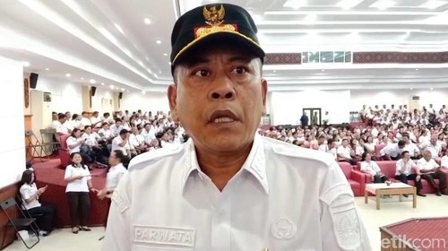 Bupati Karangasem I Gusti Putu Parwata saat ditemui setelah memberikan pengarahan dan perpanjangan kontrak PPPK di MPP, Karangasem, Rabu (24/6/2026)