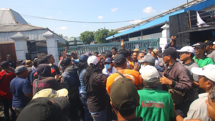 Demo buruh pabrik PT Pakerin Mojokerto diwarnai aksi saling dorong dengan petugas keamanan