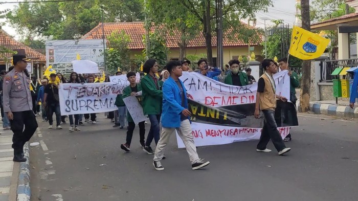 Demo mahasiswa di DRPD Tulungagung soal pemadaman listrik bergilir