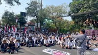 Aksi ini berjalan tertib. Massa aksi terlihat duduk dan bergantian berorasi.