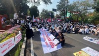 Selain orasi bergantian, massa juga membentangkan poster berisi aspirasi mereka. Antara lain Rakyat Dukung Penuh Program MBG, Lanjutkan MBG Hukum Koruptor, Karena MBG Lambungku Sumringah, MBG Membuka Lapangan Pekerjaan.