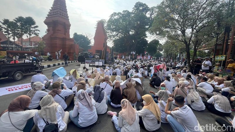 Demo Ratusan Relawan SPPG Dukung MBG di Mojokerto