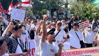 Demonstrasi diawali dengan orasi di depan kantor Bupati Mojokerto.