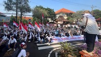 Massa yang tergabung dalam Aliansi Rakyat Mojopahit Berdaulat ini memaksa Jalan A Yani ditutup total selama unjuk rasa. Para pengunjuk rasa didominasi emak-emak.