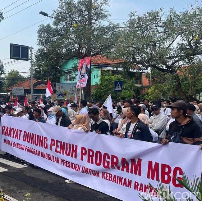 Demo Dukung MBG di Mojokerto
