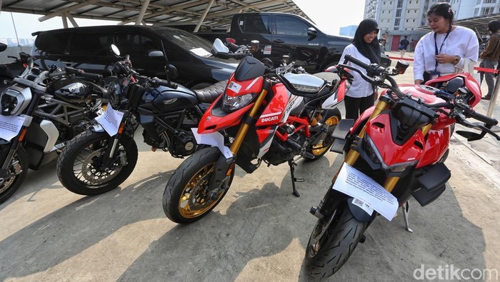 Sejumlah kendaraan roda empat dan roda dua kategori mewah yang resmi dirampas dalam perkara mantan Wamen Immanuel Ebenezer Gerungan atau Noel alias diperlihatkan kepada jurnalis di di Rupbasan KPK, Jl Dewi Sartika, Cawang, Rabu (24/6/2026). Selain it
