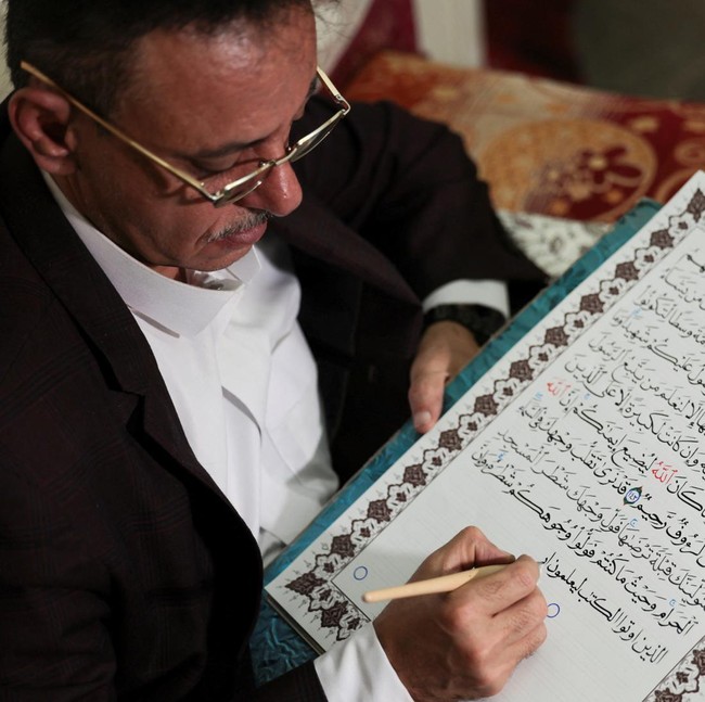 Di Era Digital, Kaligrafer Yaman Setia Menulis Al-Quran dengan Tangan