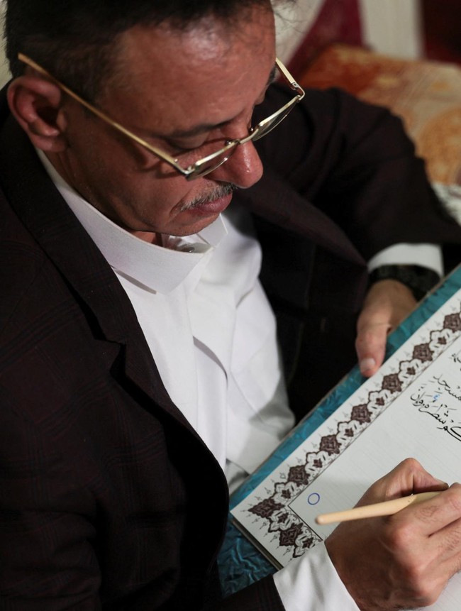 Di Era Digital, Kaligrafer Yaman Setia Menulis Al-Quran dengan Tangan