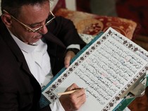 Di Era Digital, Kaligrafer Yaman Setia Menulis Al-Quran dengan Tangan