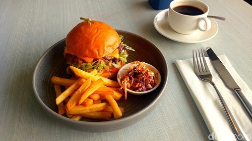 Double Smash Burger Four Star by Trans Hotel Denpasar. (Foto: Wibhi Leksono/detikBali)