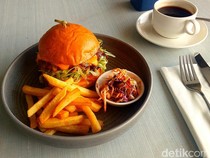 Mencicipi Double Smash Burger Andalan Four Star by Trans Hotel Denpasar