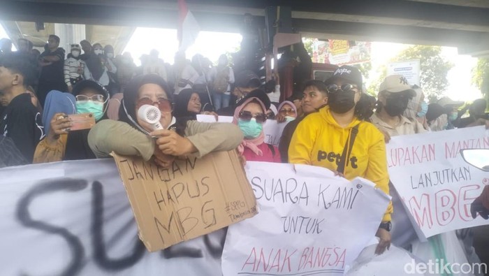 Emak-emak di Makassar demo dukung program MBG tetap dilanjutkan.