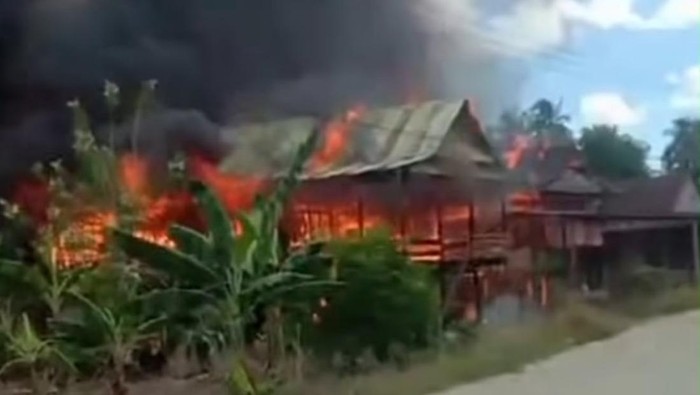 Empat rumah di Soppeng hangus terbakar.