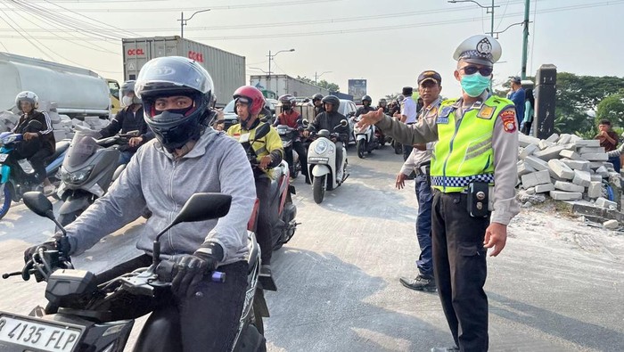 Evakuasi truk terguling di BKT Cakung telah selesai.