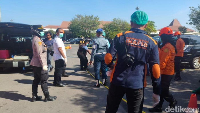 Evakuasi wanita ditemukan tewas dalam mobil pelat merah di Bandara Juanda.