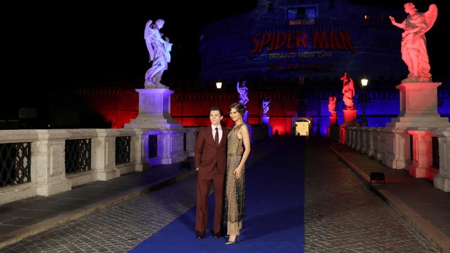 Sejoli Zendaya dan Tom Holland kini berada di Roma untuk mempromosikan film terbaru mereka, ‘Spider-Man: Brand New Day’. Acara premier digelar di Ponte SantAngelo, Selasa (23/6/2026). (Foto: REUTERS/Francesco Fotia)