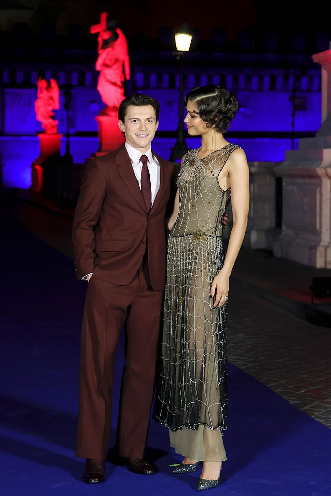 “We only wear Italian when in Italy…..” tulis Law tentang gaya Zendaya ini. Penampilan teranyarnya sekaligus bisa dimaknai sebagai bentuk penghormatan bagi Armani, legenda mode Italia yang meninggal pada September 2025 lalu. (Foto: Vittorio Zunino Celotto/Getty Images)