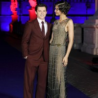 “We only wear Italian when in Italy…..” tulis Law tentang gaya Zendaya ini. Penampilan teranyarnya sekaligus bisa dimaknai sebagai bentuk penghormatan bagi Armani, legenda mode Italia yang meninggal pada September 2025 lalu. (Foto: Vittorio Zunino Celotto/Getty Images)