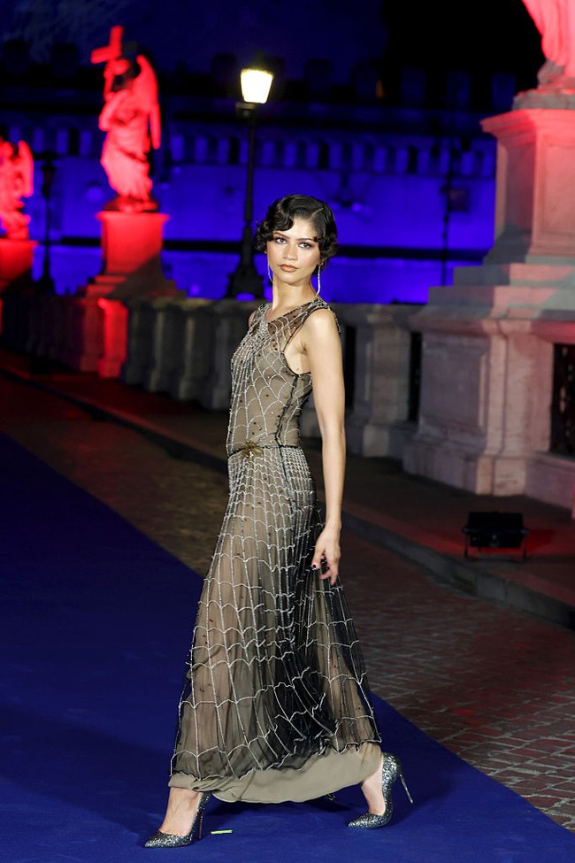 Berbeda dari gaun bermotif sama dari rumah mode Valentino yang pernah dipakai Zendaya di premier ‘Spider-Man No Way Home’ pada 2021 silam, gaun ini merupakan bagian dari koleksi arsip Giorgio Armani. (Foto: Vittorio Zunino Celotto/Getty Images)