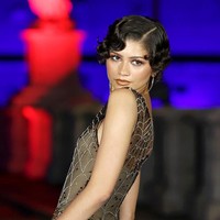 Armani merilis gaun tersebut untuk koleksi Spring-Summer 1990, berarti usianya sudah mencapai hampir 36 tahun. Adalah Law Roach, stylist andalan Zendaya yang menyiapkan penampilan ini. Law dikenal memiliki wawasan luas soal busana vintage dan sejarah fashion. (Foto: Vittorio Zunino Celotto/Getty Images)