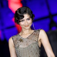 Zendaya memperkuat nuansa Era Flapper dengan rambut bergelombang. Berikut anting berlian panjang menjuntai dari Tiffany & co. (Foto: Vittorio Zunino Celotto/Getty Images)