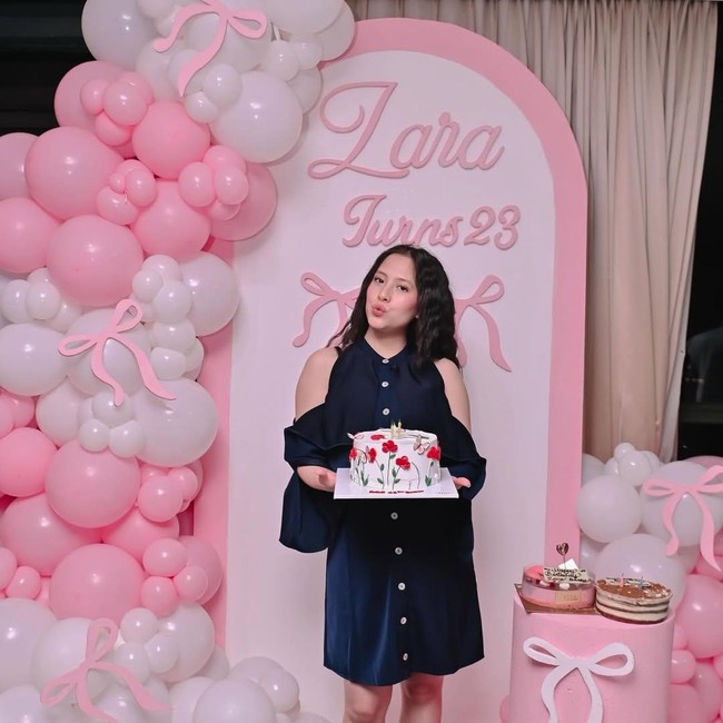 Gemas! Adhisty Zara Rayakan Ultah ke-23, Ada Kue dan Jajanan Pasar