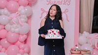 Gemas! Adhisty Zara Rayakan Ultah ke-23, Ada Kue dan Jajanan Pasar