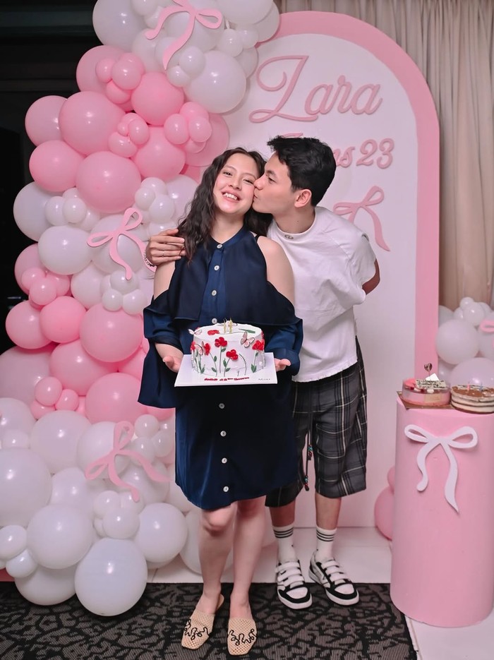 Gemas! Adhisty Zara Rayakan Ultah ke-23, Ada Kue dan Jajanan Pasar