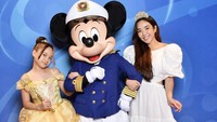 Gempi tampil sangat anggun layaknya seorang princess dalam balutan gaun kuning ala Belle dari Beauty and the Beast. Gisel pun gak kalah memesona dengan gaun putih polosnya yang elegan. Mereka berfoto bareng kapten Micky Mouse. (Foto: dok Instagram gisel_la)
