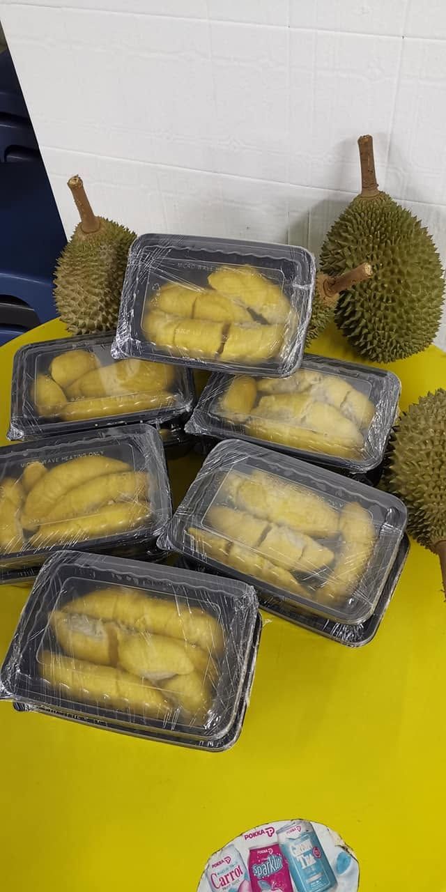 Gokil! Kios Durian Ini Bagikan 1 Ton Durian Gratis Setiap Hari Kios Durian Ini Bagikan 1 Ton Durian Gratis Setiap Hari